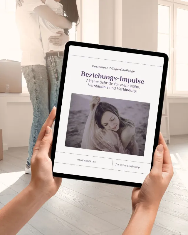 Marketingbild für das Workbook zu den Beziehungs-Impulsen: jemand hält ein Tablet mit dem Workbook drauf, dahinter verschmommen ein junges Paar, das sich umarmt.